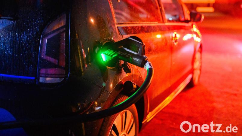 Nach der Streichung der Elektroauto-Kaufprämie Ende 2023 brachen die Verkaufszahlen von Elektrofahrzeugen an private Autofahrer ein; diese Phase ist laut HUK Coburg beendet. (Symbolbild) Bild: Julian Stratenschulte/dpa