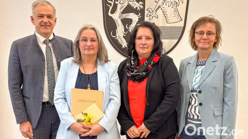 Landrat Roland Grillmeier gratuliert Gisela Worf (Zweite von links) im Beisein von Ramona Wiesent und Inge Üblacker. Bild: LRA TIR/Dominik Göhl