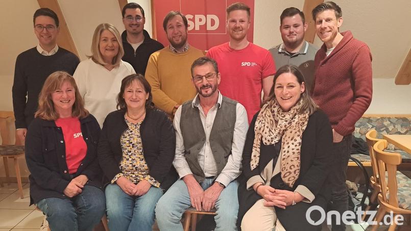 Die Landratskandidatin Marianne Schieder (untere Reihe, Zweite von links) und der Kreisvorsitzende der SPD Peter Wein (oben links) freuen sich, dass der Vorsitzende des SPD-Ortsverbands Johannes Kretschmer (obere Reihe, Dritter von links) auf eine starke Kandidatenliste vertrauen kann. Bild: wel