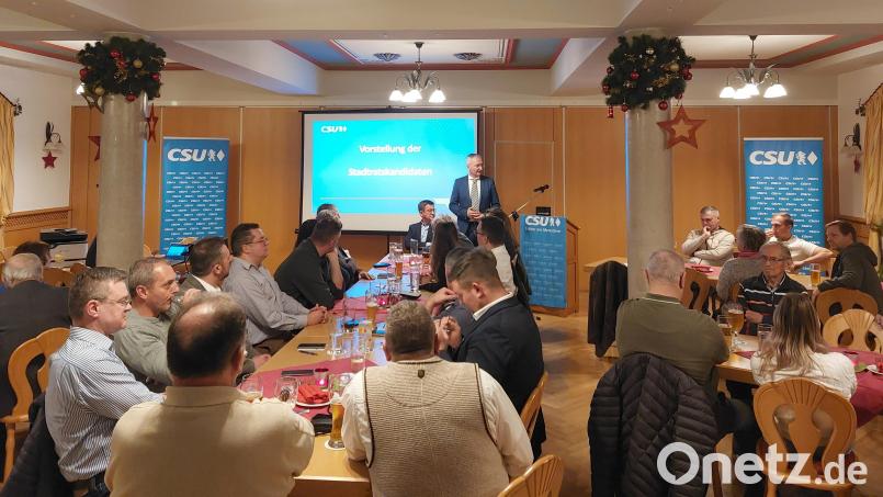 Der Saal im Gasthaus Roter Hahn war gut besetzt. Die Nominierungsveranstaltung für den Stadtrat wurde auch von etlichen Nicht-Parteimitgliedern besucht. Bild: mfh