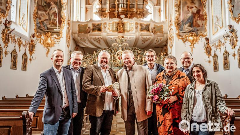 Stadtpfarrer Thomas Helm, Oberbürgermeister Michael Cerny, Orgelverein-Vorsitzender Franz Meier, VR-Bank-Vorstand Martin Sachsenhauser, Kulturamtsleiter Reiner Volkert, Lisa Mertel, Regionalkantor Bernhard Müllers und Kulturfachkraft Barbara Cosima Frey (von links). Bild: Michael Golinski, Stadt Amberg