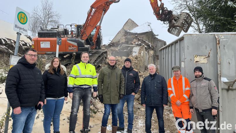 Hier wird Platz für eine neue Dorfmitte geschaffen. Andreas Pamler (Zimmerei), Anton Köppl (Bauhof Schwarzhofen), Johann Spießl (Statiker), Helmut Seebauer (Fa. Seebauer), Erster Bürgermeister Maximilian Beer, Michael Kraus (ALE Oberpfalz), Sarah Weiß (ALE Oberpfalz) und Volker Schneeberger vom Bauamt verfolgen die Abrissarbeiten in Denglarn. Bild:  Volker Schneeberger