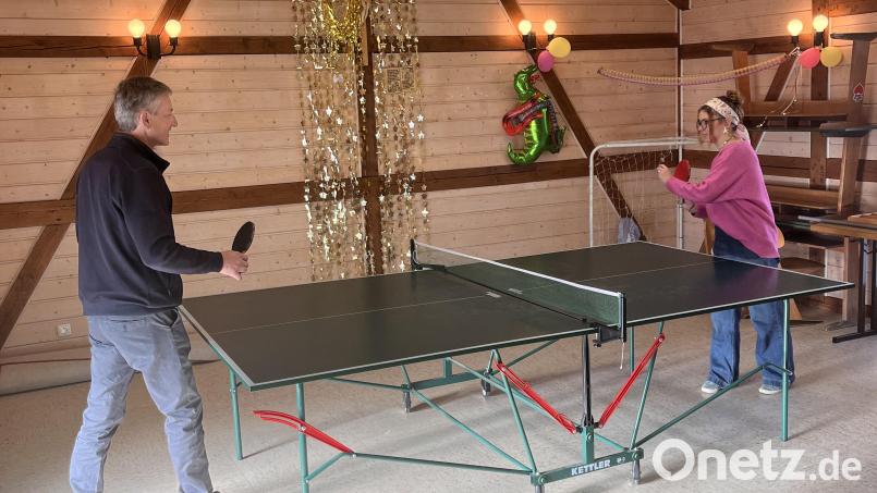 Bürgermeister Albert Geitner und Jugendpflegerin Leonie Böhnke beim Tischtennisspielen im Jugendhaus im alten Bahnhof in Ursensollen. Bild: Verena Baumer