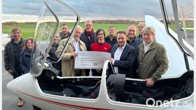 Stiftungsratsvorsitzender Oberbürgermeister Jens Meyer (vorne, Zweiter von rechts) übergibt eine Spende an den Aero-Club. Darüber freuen sich auch Hans-Jörg Schön, Jens Michael Heine, Reinhard Meier, Hans Schütz und Bernd Morawitz. Bild: Aero-Club Weiden e. V.