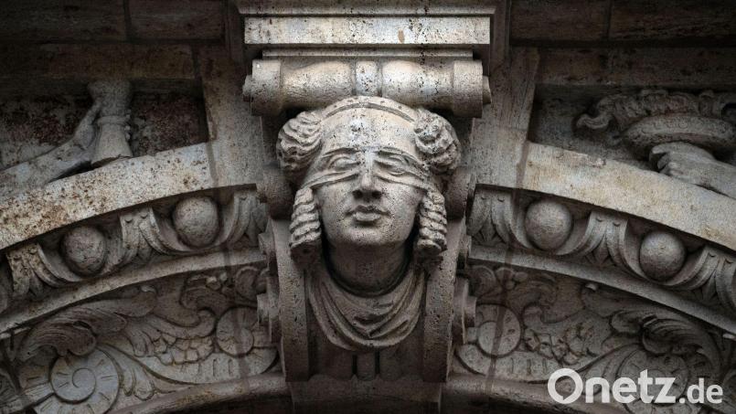 Der Angeklagte soll zwischen 2018 und 2022 als Leiter von Callcentern an einem umfangreichen Betrug mit Trading-Plattformen im Internet mitgearbeitet haben. (Symbolbild) Bild: Pia Bayer/dpa