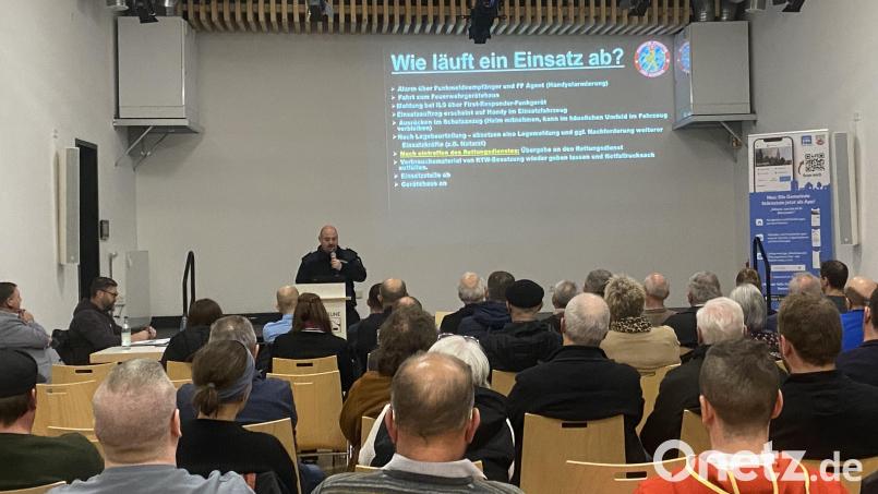 Leitender Notfallsanitäter Florian Schwamberger stellt seine "First Responder"-Gruppe vor. Bild: Stephanie Margeth