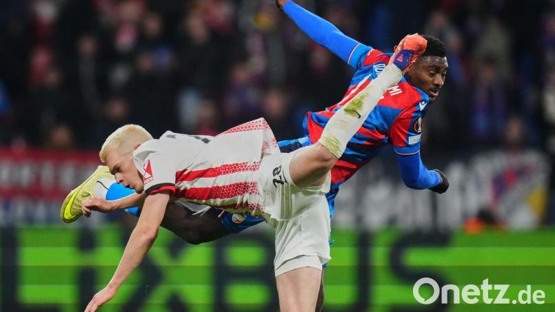 Umkämpftes Duell: Der SC Freiburg und Matthias Ginter (l.) spielen bei Viktoria Pilsen 0:0. Bild: Petr David Josek/AP/dpa