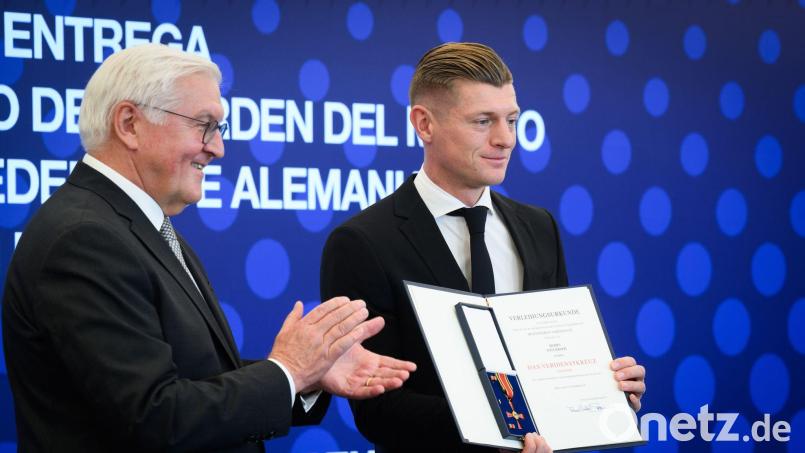 Bundespräsident Steinmeier (l) nennt ihn eine lebende Legende und zeichnet ihn aus: Ex-Nationalspieler Kroos (r). Bild: Bernd von Jutrczenka/dpa