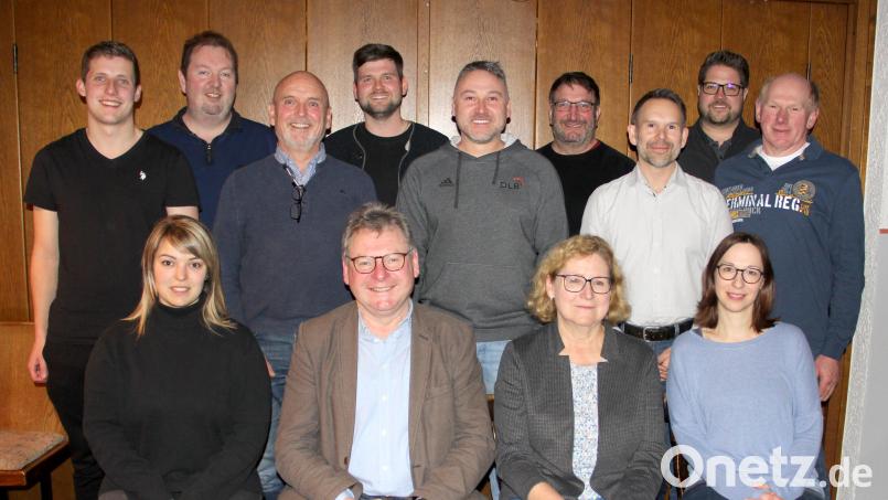 Die Kandidaten der „Aktiven Bürger Niedermurach und Umgebung“ für die Kommunalwahl mit den Ersatzleuten und Bürgermeisterkandidat Martin Prey (vorne). Nicht im Bild Stephan Böhm. Bild: boj