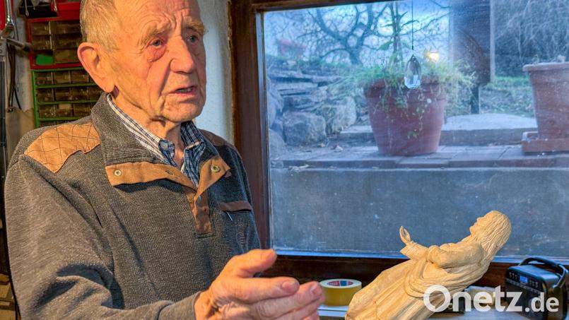 Alfons Nagler, der letzte Figurenschnitzer bei den Schnaittenbacher Krippenfreunden. Gerade arbeitet er an einer Christus-Figur, die er hier vor sich auf der Werkbank eingespannt hat. Bild: Petra Hartl