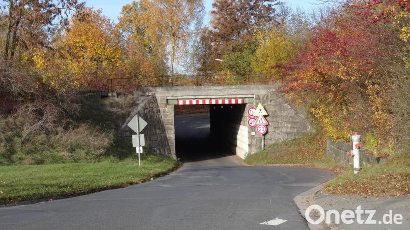Die Bahnunterführung Ost soll nach dem Wunsch der Teilnehmer an der Bürgerversammlung mit einem Anstrich und einer besseren Beleuchtung verkehrssicherer gemacht werden. Bild: ak