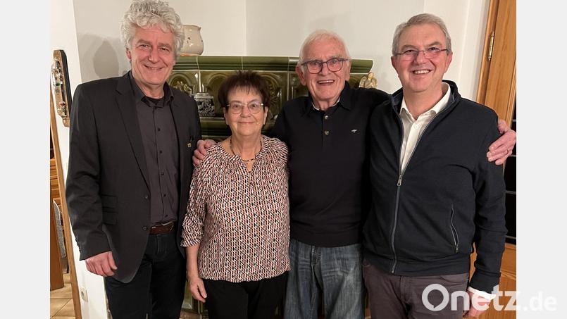 Bürgermeister Robert Lindner (links) und Sohn Oliver Konz (rechts) sowie Pfarrer Max Früchtl (nicht im Bild) brachten Geschenke sowie Glückwünsche zur Diamantenen Hochzeit von Rosemarie und Rudi Konz aus Floß. Bild: Konz