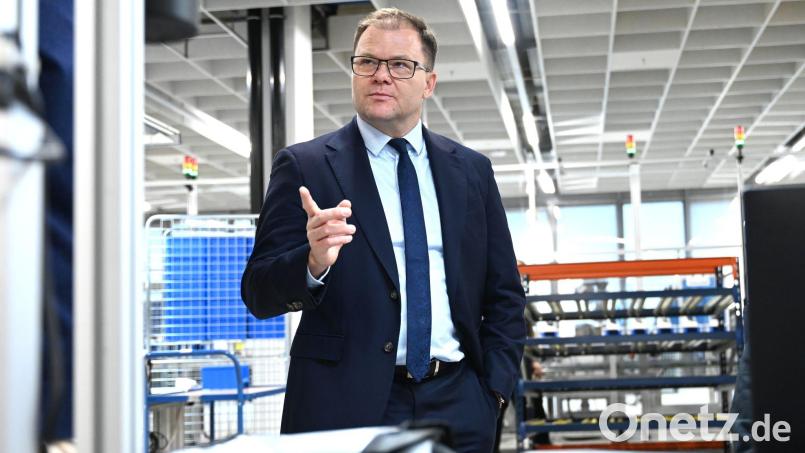 Bundesumweltminister Schneider hat die Verbraucher in Deutschland aufgefordert, beim Kauf von Smartphones auch gebrauchte Geräte in Erwägung zu ziehen. Bild: Elisa Schu/dpa