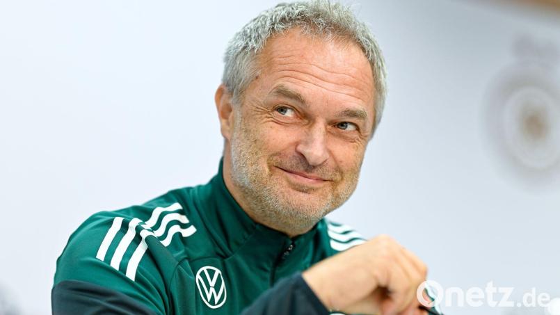 Die deutschen Fußballerinnen und Bundestrainer Christian Wück freuen sich auf die Atmosphäre in Kaiserslautern. Bild: Uwe Anspach/dpa