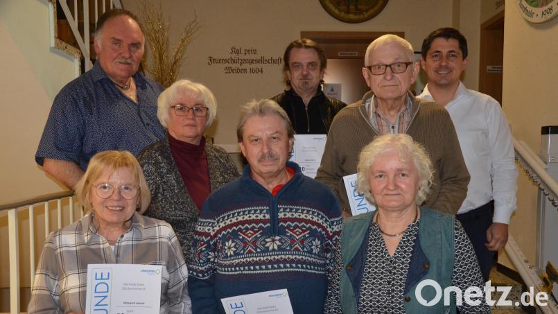 Jubilare bekamen Urkunden und Präsente für ihre langjährige Tätigkeit im Zeitungszustelldienst. Bild: Kunz