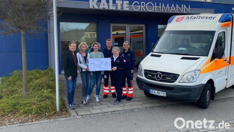 Mit 6000 Euro unterstützt Kälte Grohmann den Herzenswunsch-Wagen der Malteser. Bild: Michaela Bösl-Assion