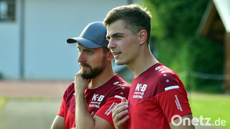 Cheftrainer Lorenz Kowalski (rechts) und Co-Trainer Thomas Altmann bleiben bei der SpVgg Lam. Bild: Dirk Meier