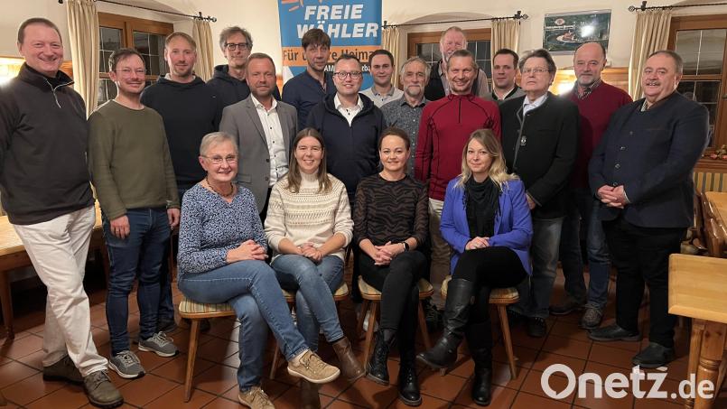 Die Kandidaten der Freien Wähler für die Gemeinderatswahl mit Schatzmeister Günther Frieser und Wahlleiter Peter Dotzler. Bild: mma