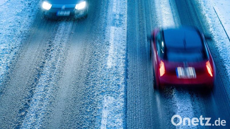 Autofahrer müssen sich zum Wochenende auf glatte Straßen einstellen. Symbolbild: Armin Weigel/dpa