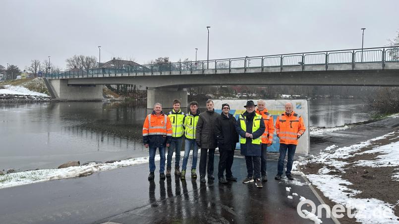 Oberbürgermeister Andreas Feller (Dritter von rechts) und Hannes Neudam (Abteilungsleiter Konstruktiver Ingenieurbau, Staatliches Bauamt Amberg-Sulzbach; Vierter von links) feiern gemeinsam mit Vertretern des Staatlichen Bauamts Amberg-Sulzbach, der Stadt Schwandorf und der Baufirma Habau die Fertigstellung der Naabbrücken. Bild: Lara Schmaus, Stadt Schwandorf
