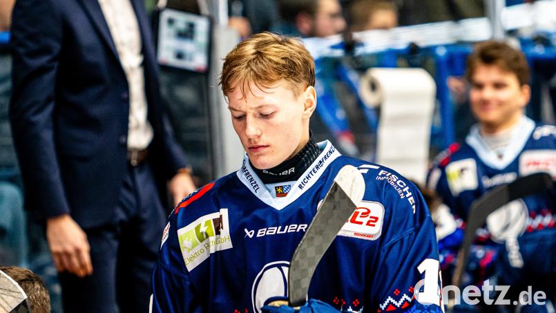 Elias Pul (hier noch im Trikot der Blue Devils) steht im Vorbereitungskader der deutschen U20-Nationalmannschaft für die IIHF U20-Weltmeisterschaft. Auch Finn Serikow hat den Sprung in die Auswahl geschafft. Archivbild: Elke Englmaier