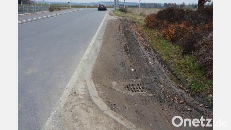 So sieht der Seitenstreifen in der Carl-Zeiss-Straße aus, dort wo nicht erlaubter Weise Lastwägen parken. Die Polizei wurde aufgefordert, gegen diese Missstände vorzugehen. Bild: jr