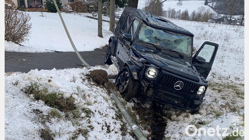 Der Geländewagen wurde durch den Überschlag in Neukirchen beim Heiligen Blut erheblich beschädigt. Bild: Polizeiinspektion Furth im Wald