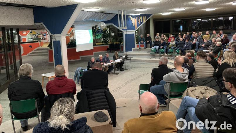 In Schönsee gibt es viele Themen, viele Baustellen und auch viele Fragen dazu. Die Stadt hat die Bürgerversammlung deshalb in der Schönseer Schule einberufen. Bild: Nicole Rochelt