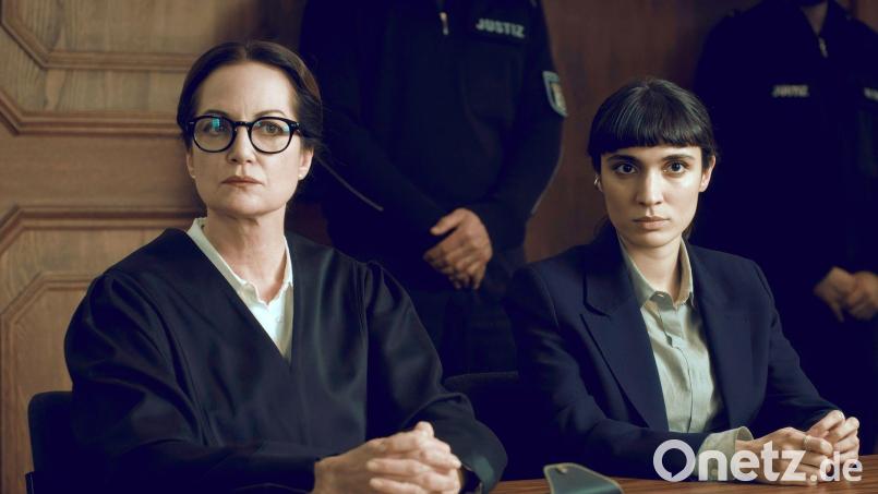 Die Anwältin Annabelle Martinelli (Natalia Wörner, l) verteidigt die Polizistin Layla Rekabi (Maral Keshavarz, r) vor Gericht in einer Szene des Fernsehfilms „Maria hat Angst“ (undatiert). Der Fernsehfilm wird am 28.11.2025 auf Arte ausgestrahlt. Bild: Alexander Sachs/Arte/ZDF/dpa