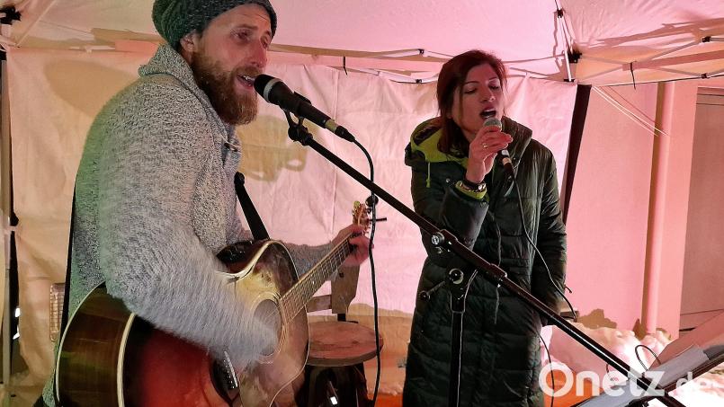 Musik bei der Dorfweihnacht. Tine Steinhauser (rechts) wird die Besucher gewohnt "beswingt" in den Advent begleiten. Archivbild: R. Kreuzer