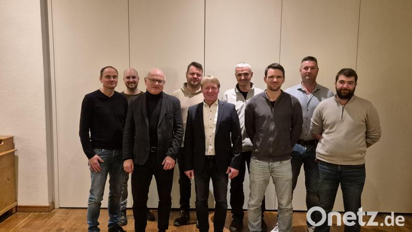 Amtierender Bürgermeister Markus Schiesl (Mitte) möchte in seinem Amt bleiben und kandidiert bei der Kommunalwahl 2026 erneut. Mit im Bild sind die Kandidaten der FWGGA (Daniel Maierhofer fehlt). Bild: Sandra Schiesl