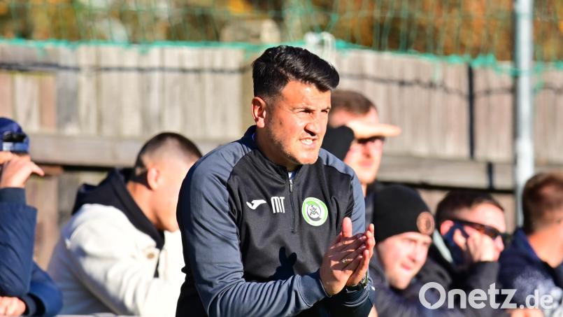 Trainer Mo Tamo und seine Spieler vom SV Mitterteich wollen das Fußballjahr mit einem Sieg abschließen. Bild: Thomas Schrems