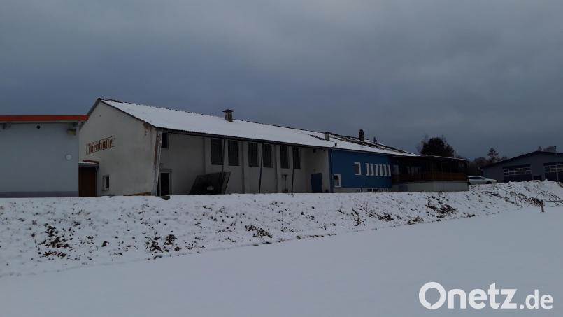 Die über 60 Jahre alte Turnhalle braucht dringend eine Generalsanierung. Die Gemeinde Mehlmeisel hofft auf das neue Sanierungsprogramm &quot;Sportmilliarde&quot; des Bundes. Bild: wkr