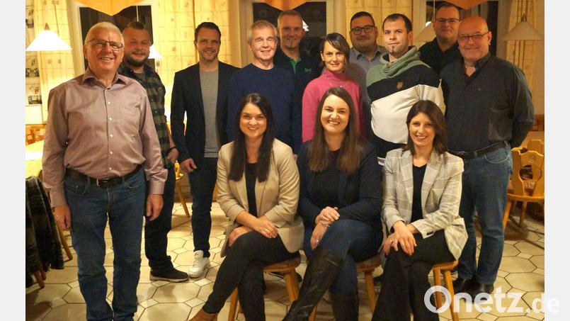 Die Kandidatinnen und Kandidaten der FWG Püchersreuth gemeinsam mit Vorsitzendem Josef Witt (links), der sich über die voll besetzte Liste für die Kommunalwahl freut. Bild: FWG Püchersreuth