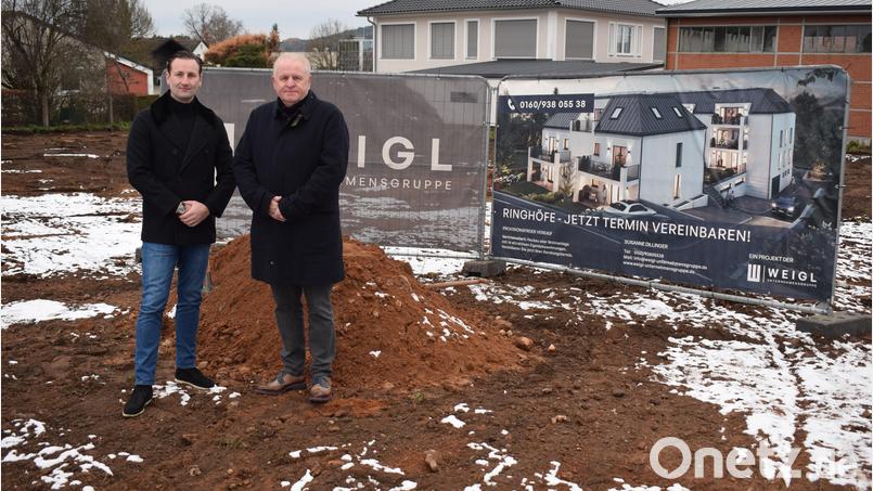 Geschäftsführer Maximilian Weigl (links) und Dritter Bürgermeister Dieter Rosenberg (rechts) geben den Startschuss für die Wohnanlage "Rosenhöfe" in Unterköblitz. Hier sollen 14 neue Wohneinheiten entstehen. Bild: bnr