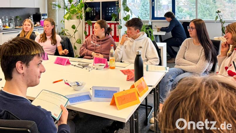 In einem lebhaften und engagierten Rollenspiel wurden Meinungen und Fakten über die Gefahren des Cannabiskonsums für Jugendliche und die sinnvollsten Maßnahmen zur Prävention ausgetauscht. Bild: Peter Ringeisen