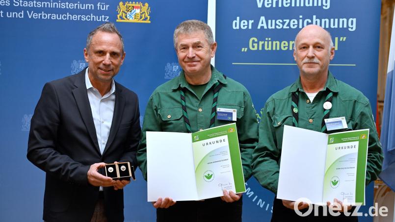 Umweltminister Thorsten Glauber hat Walter Seltmann (rechts) und Hermann Schmid für ihren Einsatz bei der Waldjugend Eschenbach gewürdigt. Bild: Umweltministerium