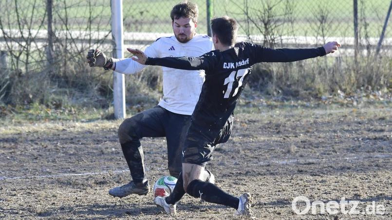 Bereits vergangene Woche lief es auf den meisten Plätzen eher schlecht als recht: Julian Trager (vorne) von der DJK Ensdorf taucht in dieser Szene alleine vor Torhüter Jonas Schlosser (hinten) von der SG Paulsdorf/Freudenberg auf. Bild: Hubert Ziegler