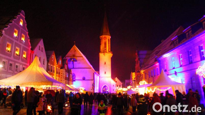 Typisch für das Candle-Light-Shopping ist die Illumination am Kemnather Stadtplatz, mit der die Häuser farbenprächtig beleuchtet werden. Archivbild: stg