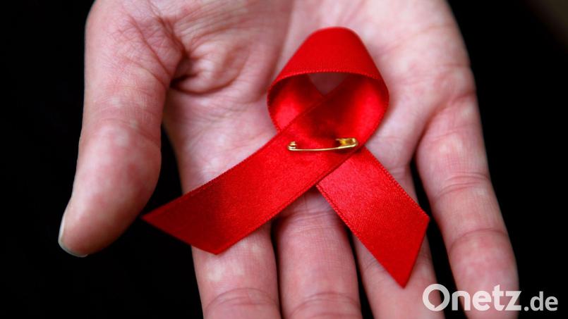 Die bekannte Aids-Schleife: Zum Welt-Aids-Tag macht auch das Gesundheitsamt auf HIV und Aids aufmerksam, zeigt Solidarität mit HIV-Infizierten, die immer noch Ausgrenzung und Stigmatisierung erleben, und verteilt deshalb Brezen in Form der Aids-Schleifen in der Amberger Fußgängerzone. Symbolbild: Oliver Berg/dpa