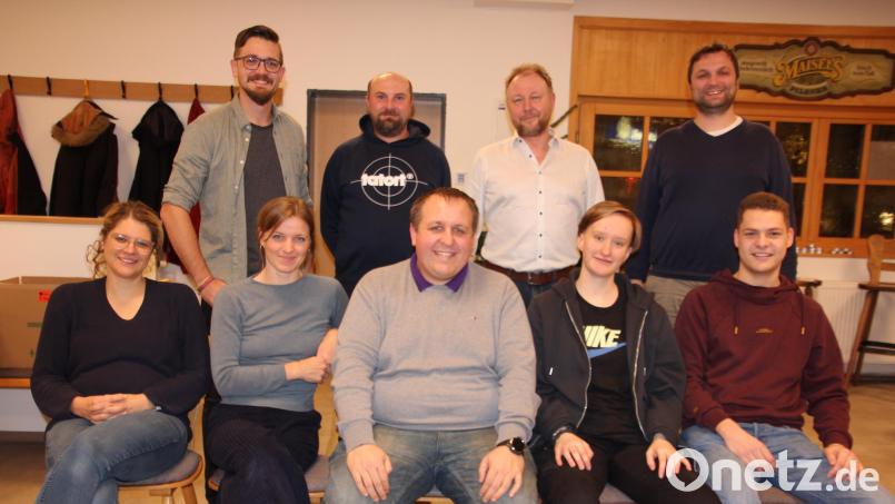 Eine neue Gruppierung, die den Freien Wählern nahe steht, wird bei den Kommunalwahlen an den Start gehen. Sprecher ist Dominik Kugler (Mitte sitzend), hier mit den voraussichtlichen Kandidaten. Bild: kro