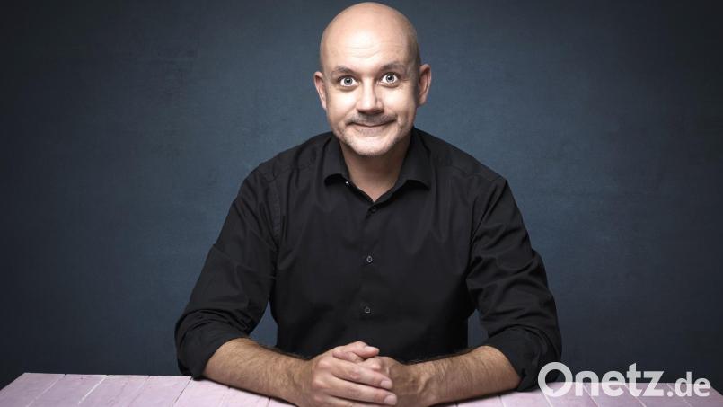 Für den vielfach ausgezeichnete Kabarettisten Frank Fischer steht die Welt Kopf. Satirisch seziert er unser &quot;Gagaland&quot;. Bild: Oli Haas