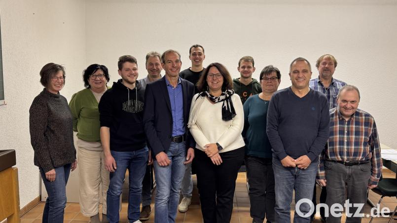 Das Bild zeigt den Bürgermeisterkandidaten Ralf Schneider (Fünfter von links) mit seiner Frau Gisela sowie die anwesenden Gemeinderatskandidaten. Bild: SPD Hirschbach
