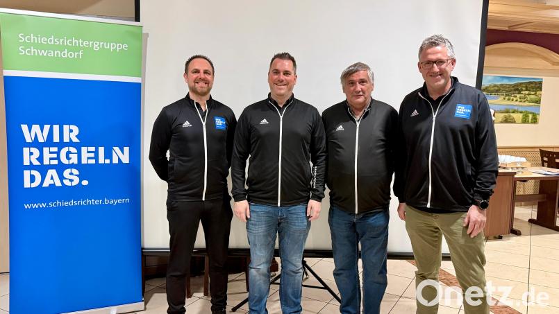 Das Führungsquartett der Schiedsrichtergruppe Schwandorf: (von links) Florian Fleischmann, Stefan Mehrl, Josef Heigl und Thomas Ernst. Bild: Michael Banderob