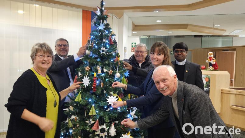 In der Neusorger Filiale der Raiffeisenbank Oberpfalz Nordwest eröffneten Raiffeisenbank-Mitarbeiterin Ingrid Heinl (von links), Caritas-Geschäftsführer Martin Kneidl, Kirchenpfleger Hans Richtmann, Cornelia Wöhrl (Assistenz der Geschäftsleitung) Pater Arul und Bürgermeister Peter König die Wunschsterne-Aktion. Bild: Stefanie Seidl