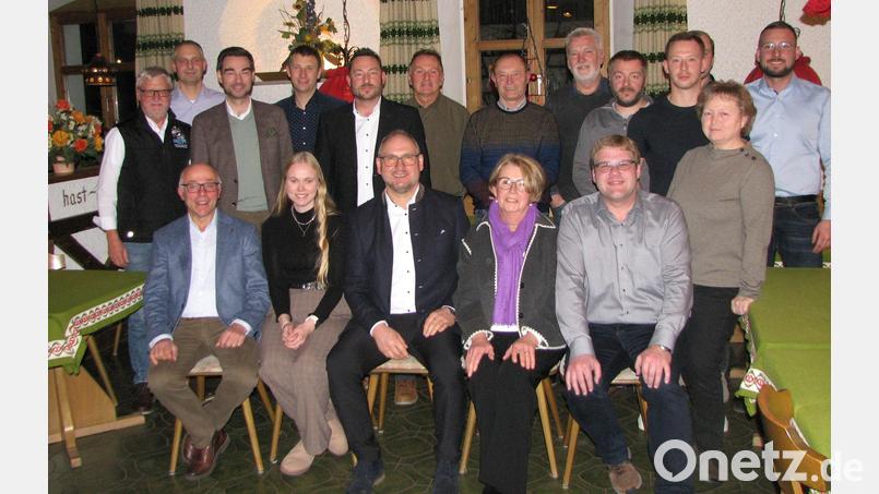 Landratsvertreter Albert Nickl (sitzend links) wünschte den Kandidaten des CSU Ortsverbandes um Bürgermeister Richard Kammerer (sitzend Mitte) und CSU-Chef Christoph Müller (sitzend rechts) ein erfolgreiches Abschneiden bei der anstehenden Kommunalwahl. Bild: Johann Kneißl