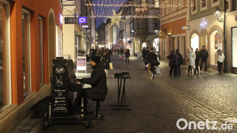 Pianist Dzmitry Horbach musizierte in der Amberger Altstadt auf seinem mit Rollen versehenen Klavier. Bild: Jennifer Battaglia