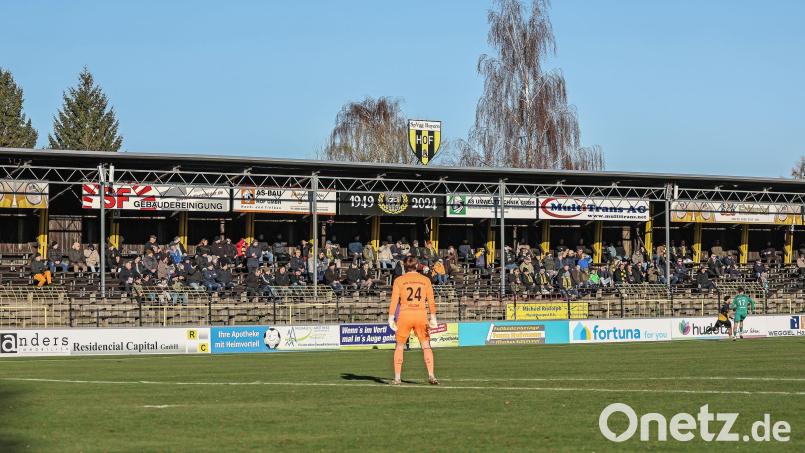 Die alte Holztribüne auf der Gegengerade in der Grünen Au hat auch schon Kultstatus. Auch sie wird jetzt renoviert. Auch Gebenbachs Keeper Lukas Völlger scheint die Tribüne im Blick zu haben. Bild: Mario Wiedel