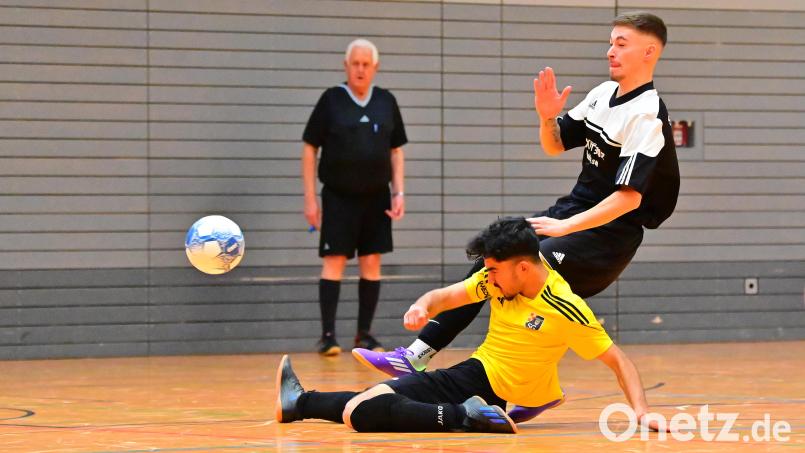 Der Kondrauer Christian Mayer (rechts) kommt vor dem Marktredwitzer Akteuer Al-Aweid zum Schuss und trifft für seine Farben. Bild: Thomas Schrems