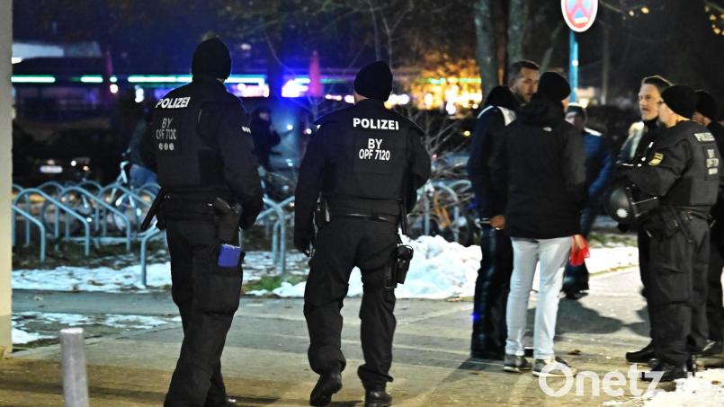 Die Beamten der PI Amberg waren auch vor dem Geschehen im Austausch mit Amberger Fans. Bild: Hubert Ziegler